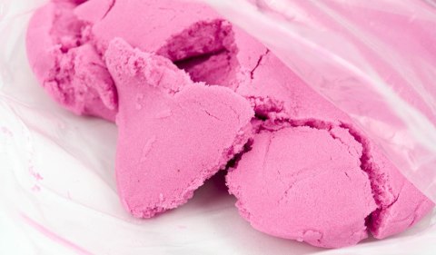 Piasek sensoryczny dla dzieci 1kg w woreczku różowy